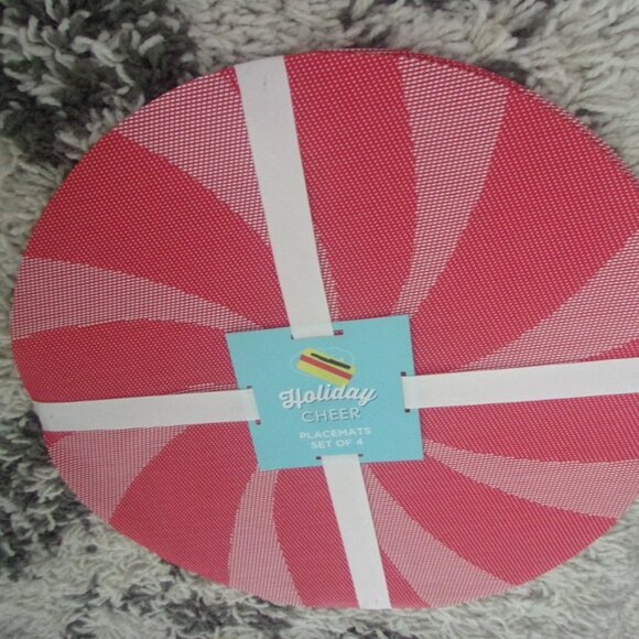 Kohl's St Nicholas Square Holiday Cheer Placemats 15 in Diameter Pepperment New - Picture 1 of 4